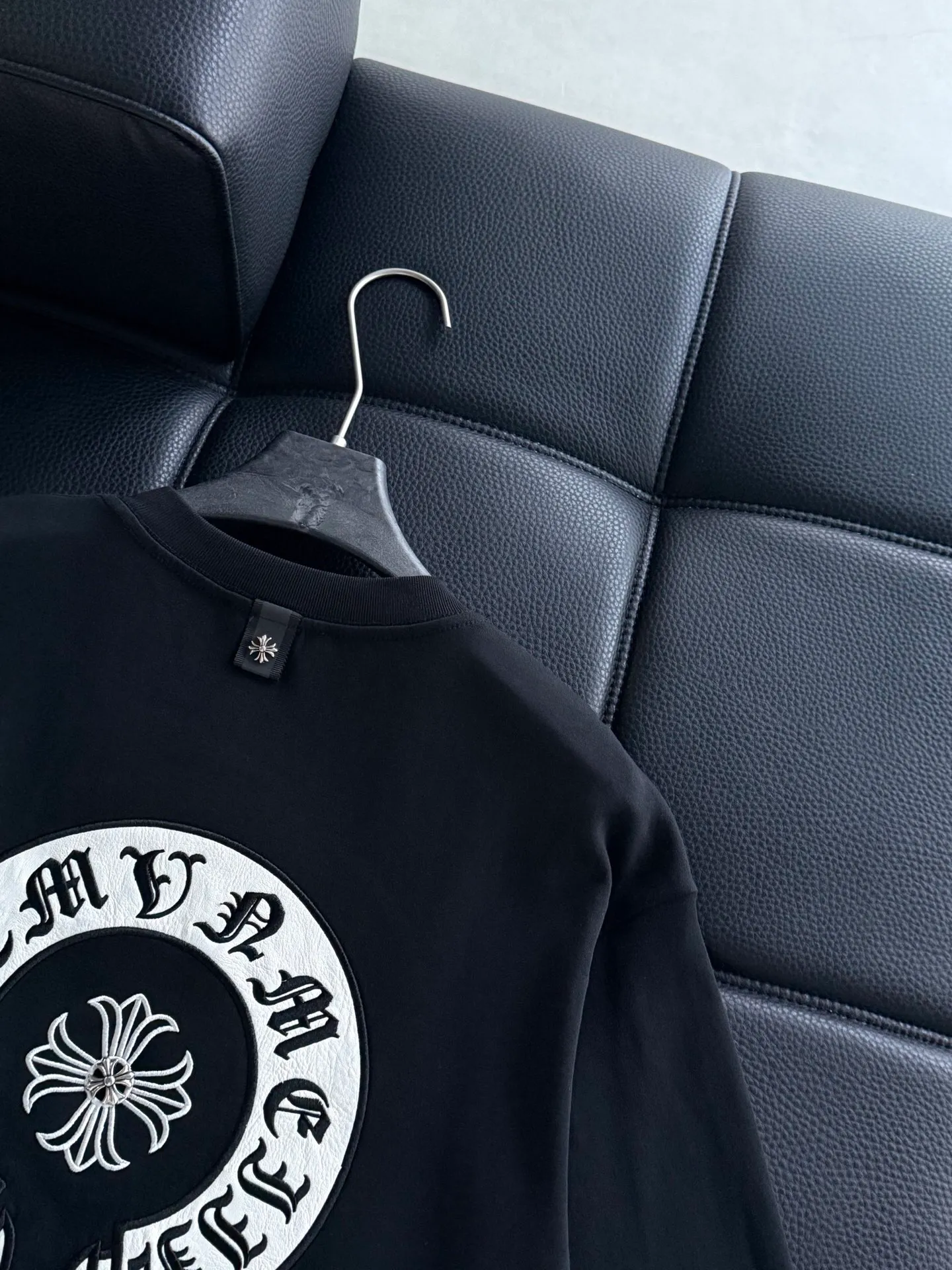 P400 ChromeHearts Chrome Heart Round Neck Long Sleeve The pursuit of quality absolutely guarantees quality! Using double-sided cotton fabric, the texture is clearly visible, the texture is soft, delicate and smooth, and the customized three-dimensional embroidery and leather patchwork technology is full of drape! The workmanship is fine and the shoulder lines are smooth. All imported chain machines are used to make the shoulder rolling strips. It has a certain thickness and is not made of cheap material but has a shiny feel that is comfortable and not tight on the upper body. It is the most avant-garde street item that can be easily matched by both men and women!  Color: black white Size: m-3xl Style number: 3576